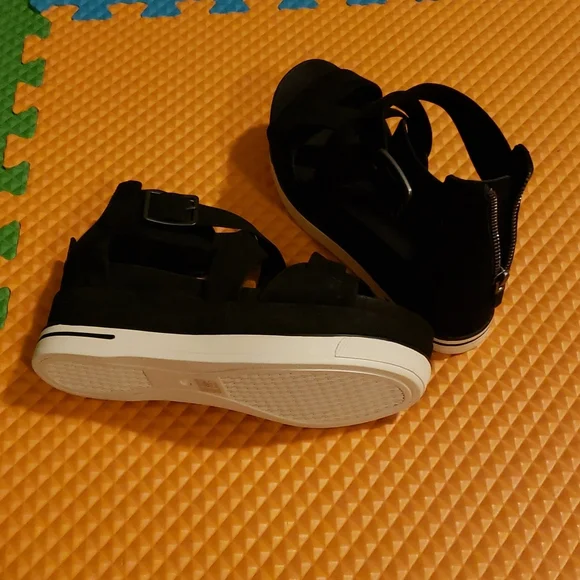 Eileen fisher sandal. Not used. - Picture 3 of 4